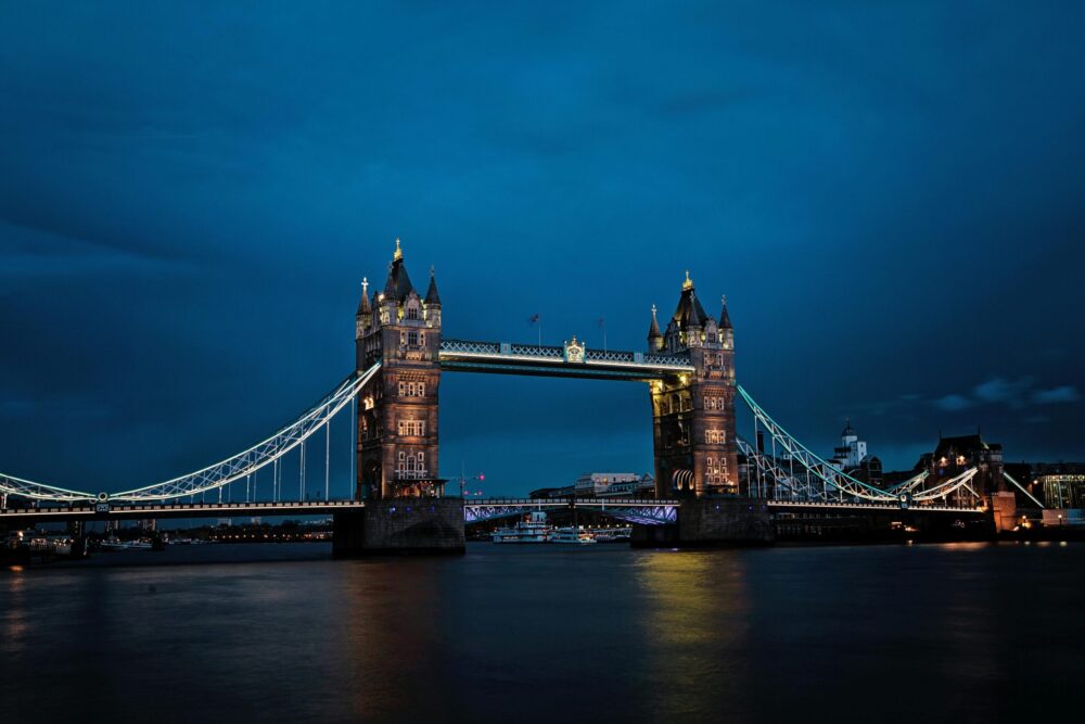 Tower bridge in het donker