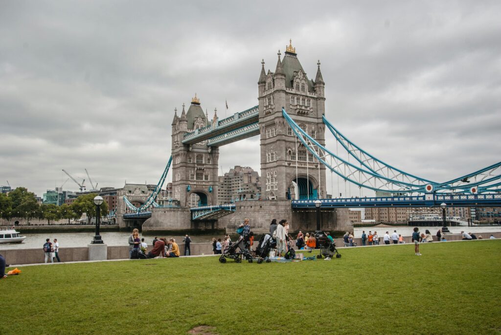 Tower bridge in het licht met toeristen die ervan genieten